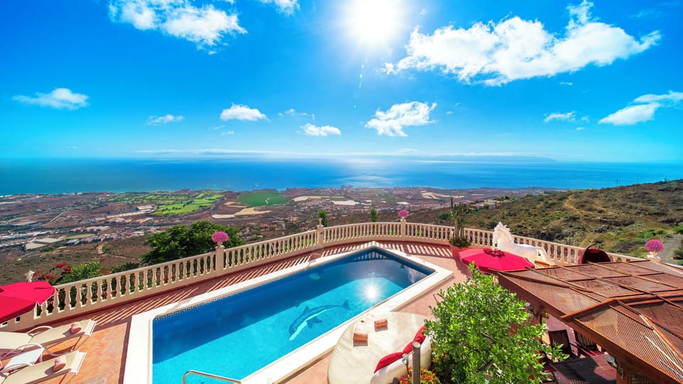 Enjoy total privacy with sweeping Atlantic and Adeje golf‑course sea views. 