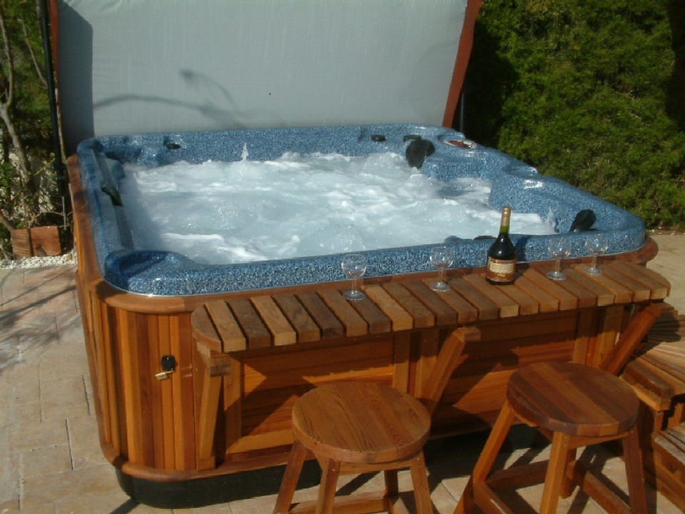 Deluxe Spa Hot Tub