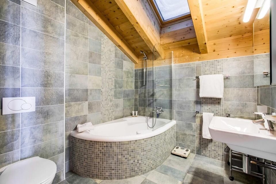 There is a spacious family bathroom with a shower/bath