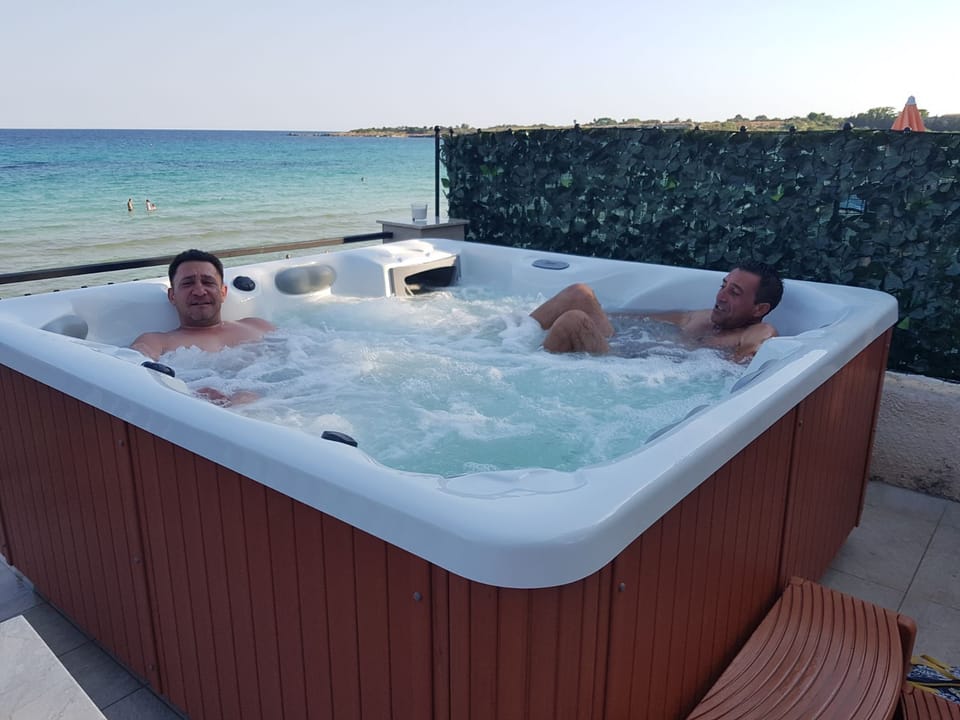 Outdoor spa tub