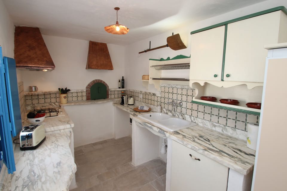 Full fitted kitchen including dishwasher and Nespresso coffee machine