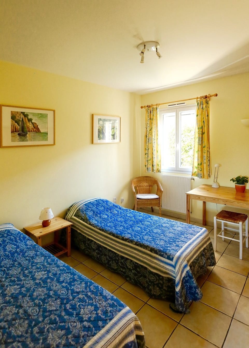 The downstairs twin bedded room.