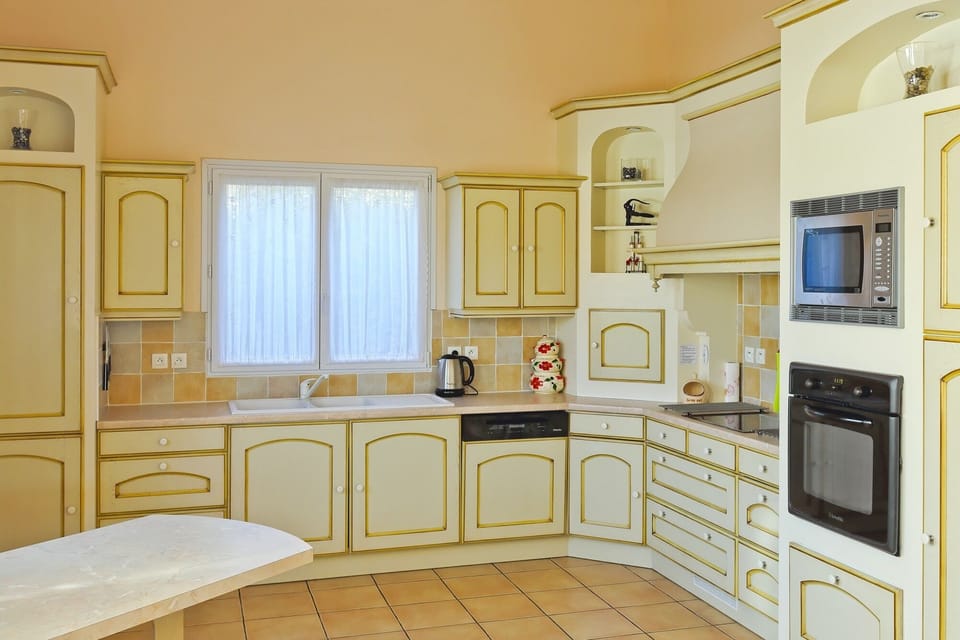 Large, fully equipped kitchen.