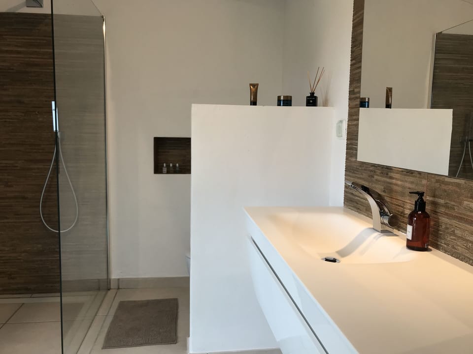 Shared bathroom in main villa