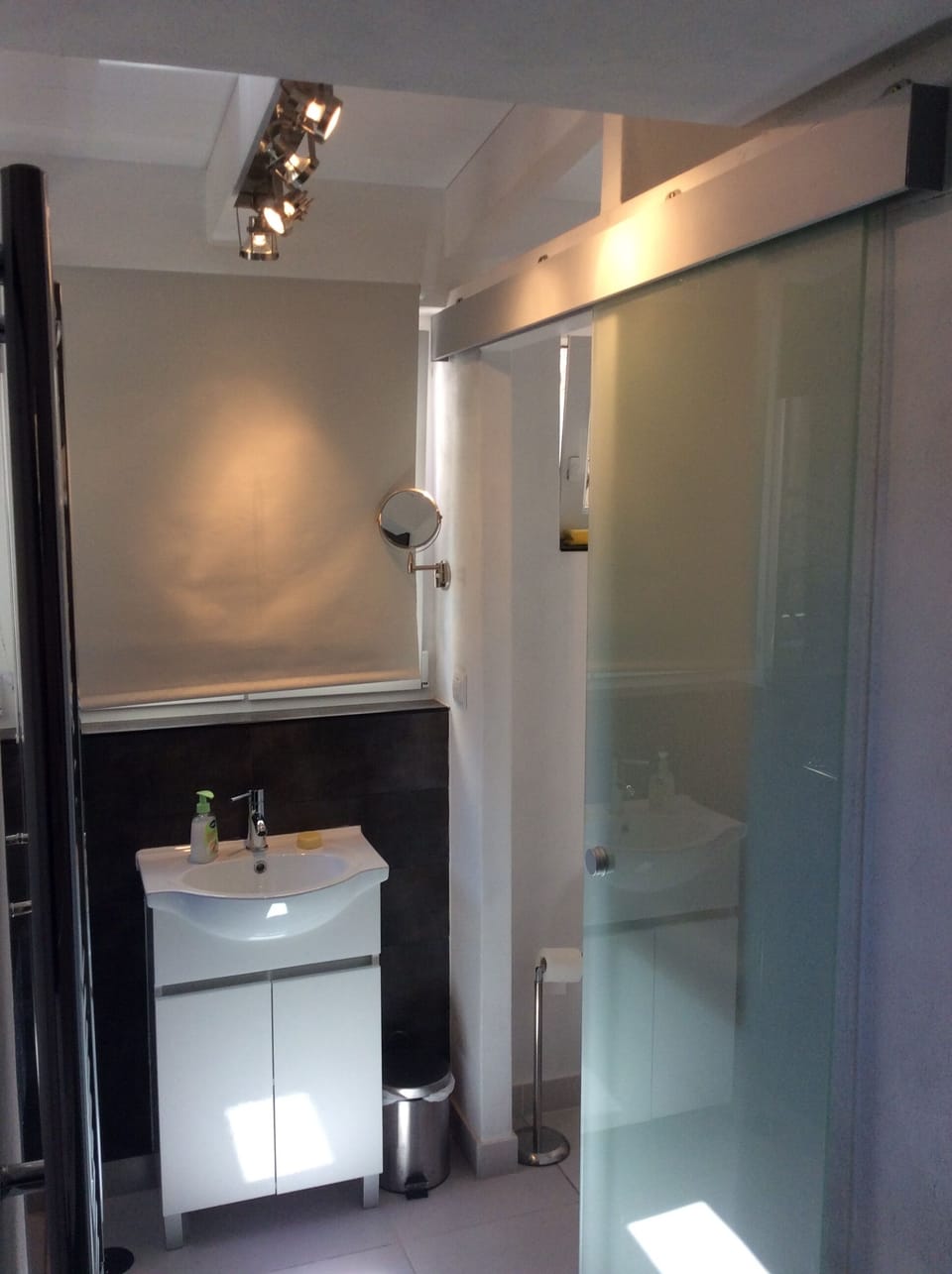 Ensuite toilet to main bedroom 