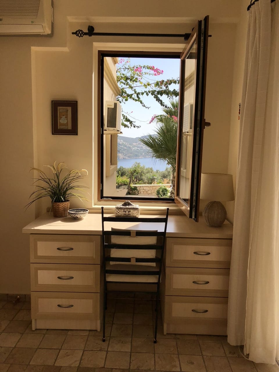Study/single bedroom sea view