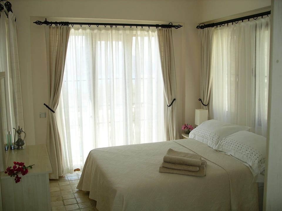 2nd Double bedroom with garden/sea view