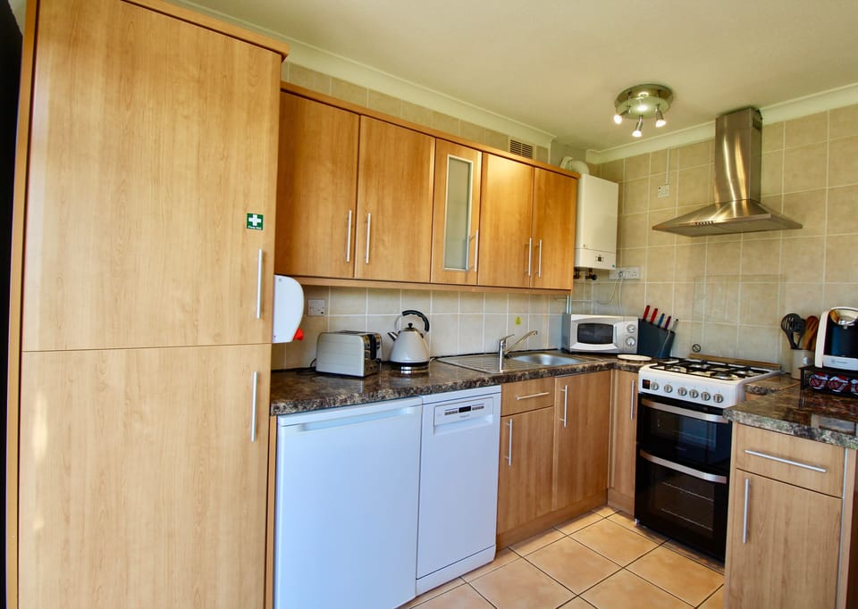 The kitchen has all the pots & pans, cutlery & crockery you need.