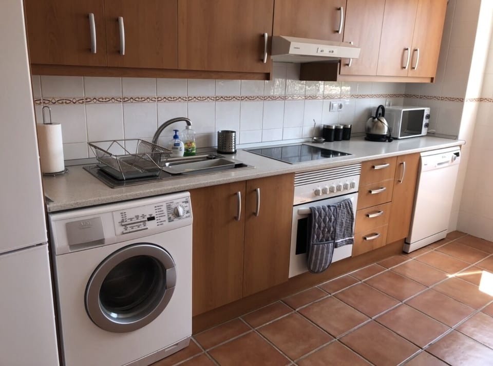 Kitchen - new white goods & utensils