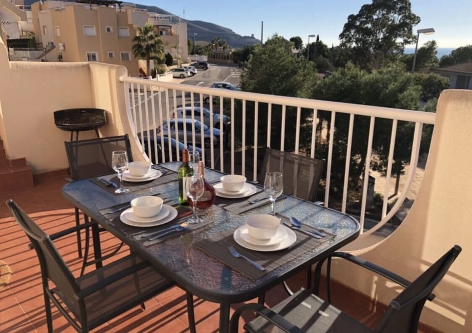 Alfresco dining on the large balcony/terrace
