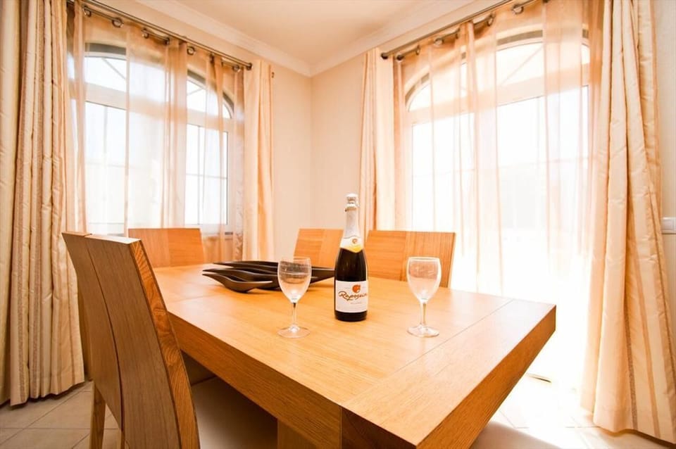 Living Room dining table (extendable)