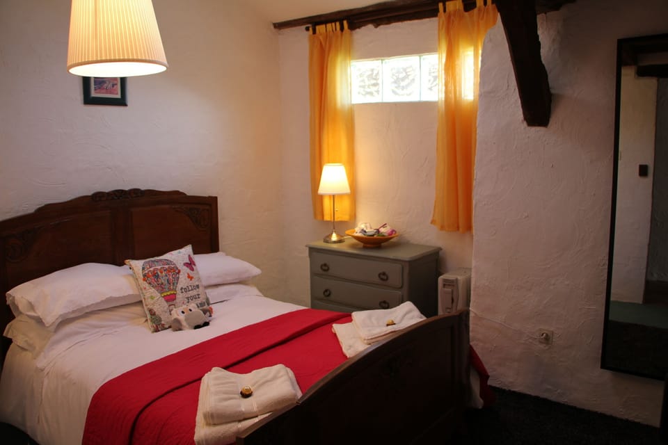 La Cave main bedroom