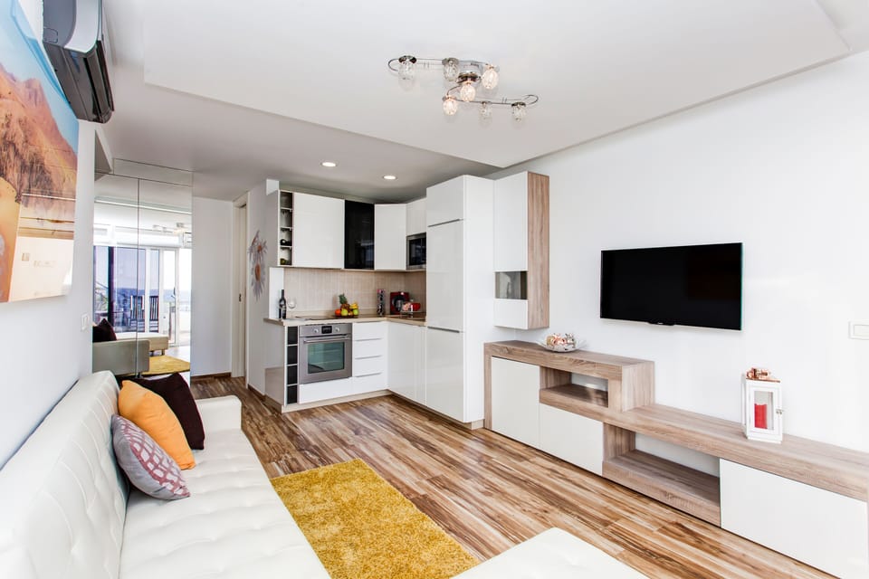 MAIN LIVING ROOM WITH OPEN KITCHEN CONCEPT. LOTS OF LIGHT AND WONDERFUL VIEWS