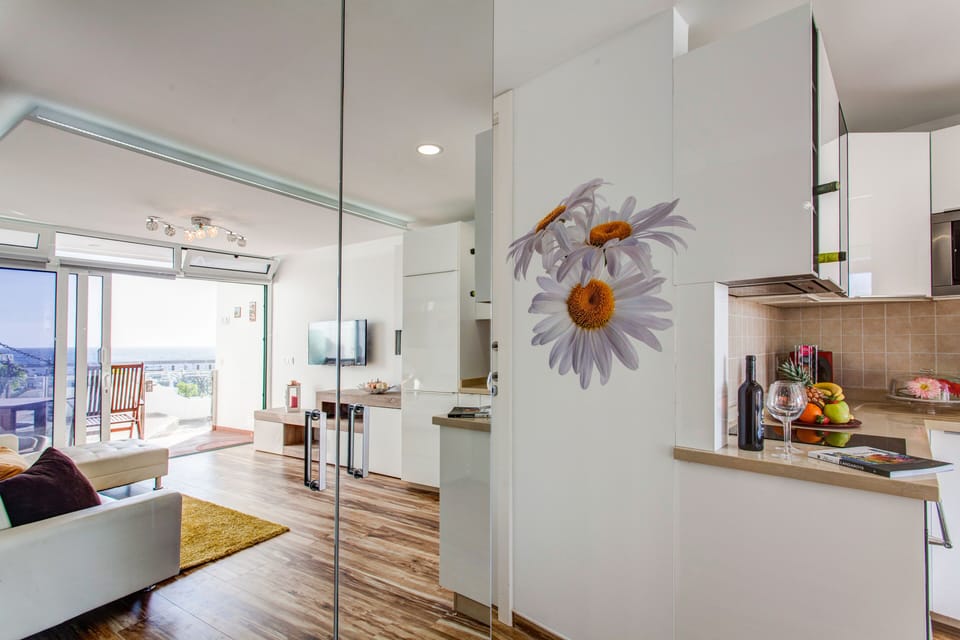 COMFORTABLE SIZED APARTMENT WITH LOTS OF LIGHT