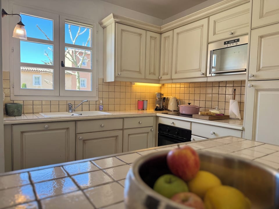 Kitchen and central island 