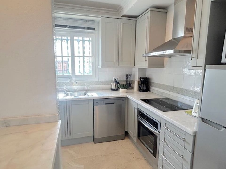 Modern kitchen with Fridge Freezer, Dishwasher, Oven, Hob and Washing Machine