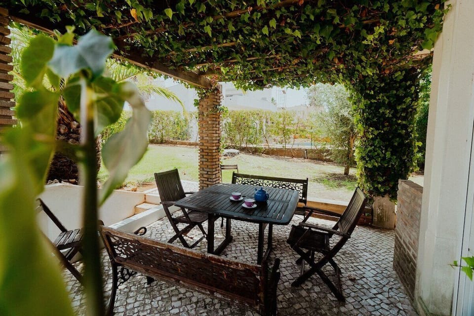 Shaded dining terrace with ivy pergola — Villa Sara, holiday villa in Loulé
