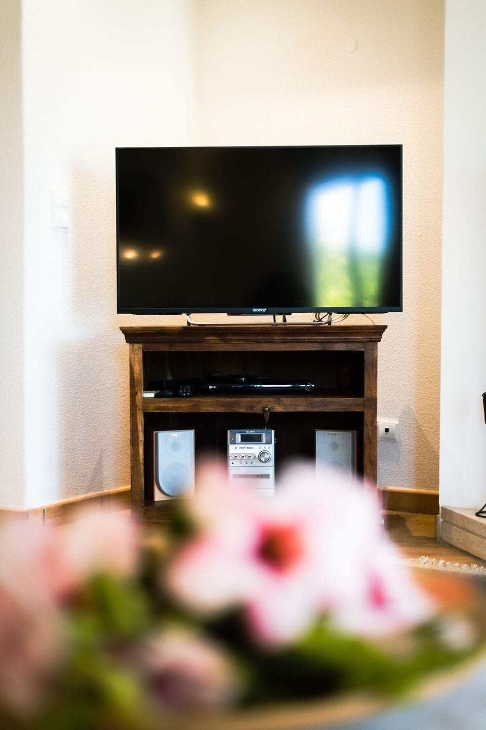 Entertainment room with wall-mounted TV and wooden media unit — Villa Sara, holiday villa in Loulé