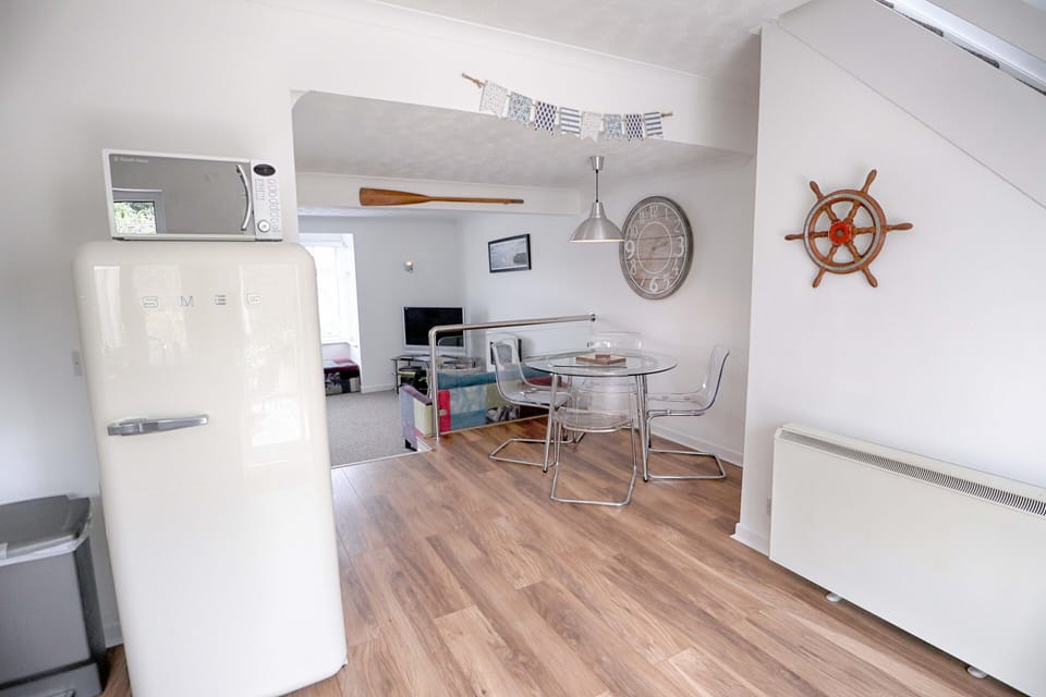 Kitchen dining area