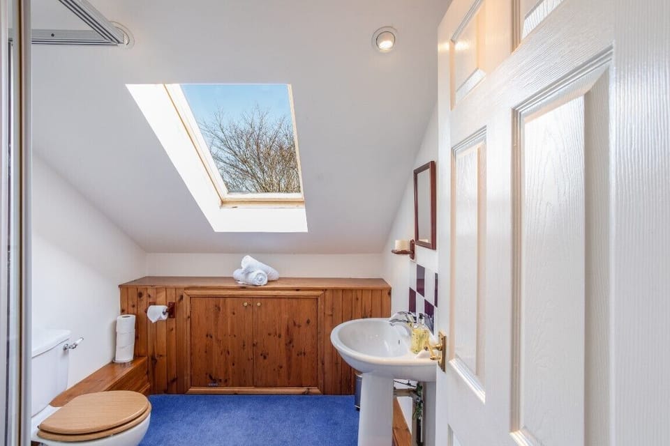 Bathroom 2
(shower, WC & wash-hand basin)