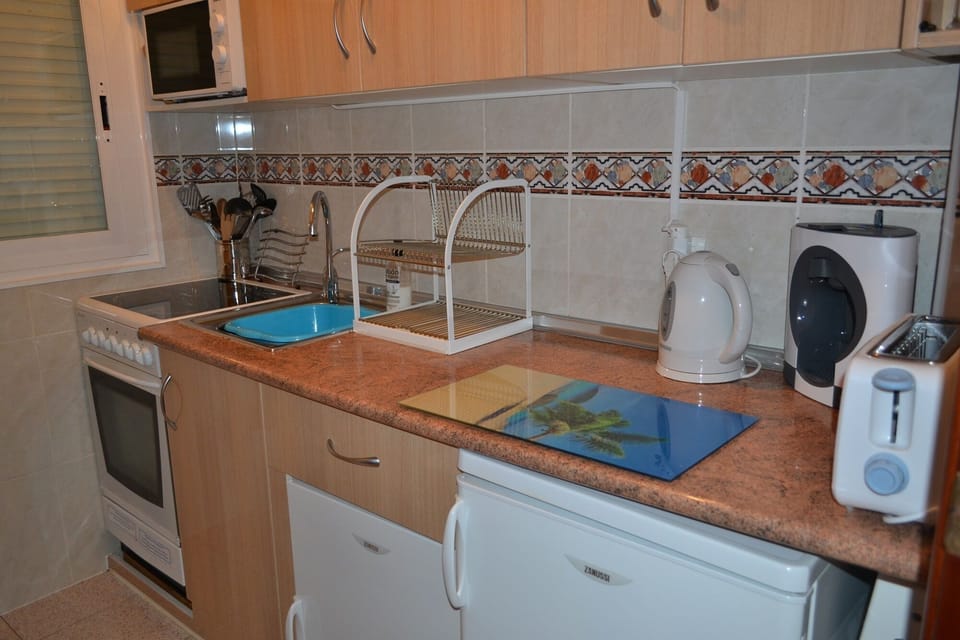 Again, the kitchen but with the blind down to better capture the image