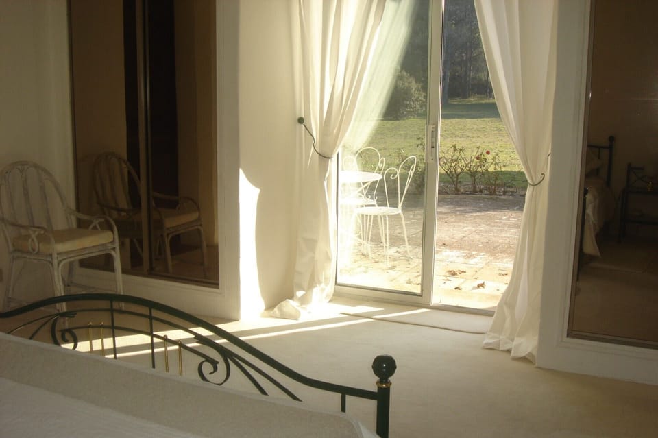 View of garden from bed/Vue du jardin du lit
