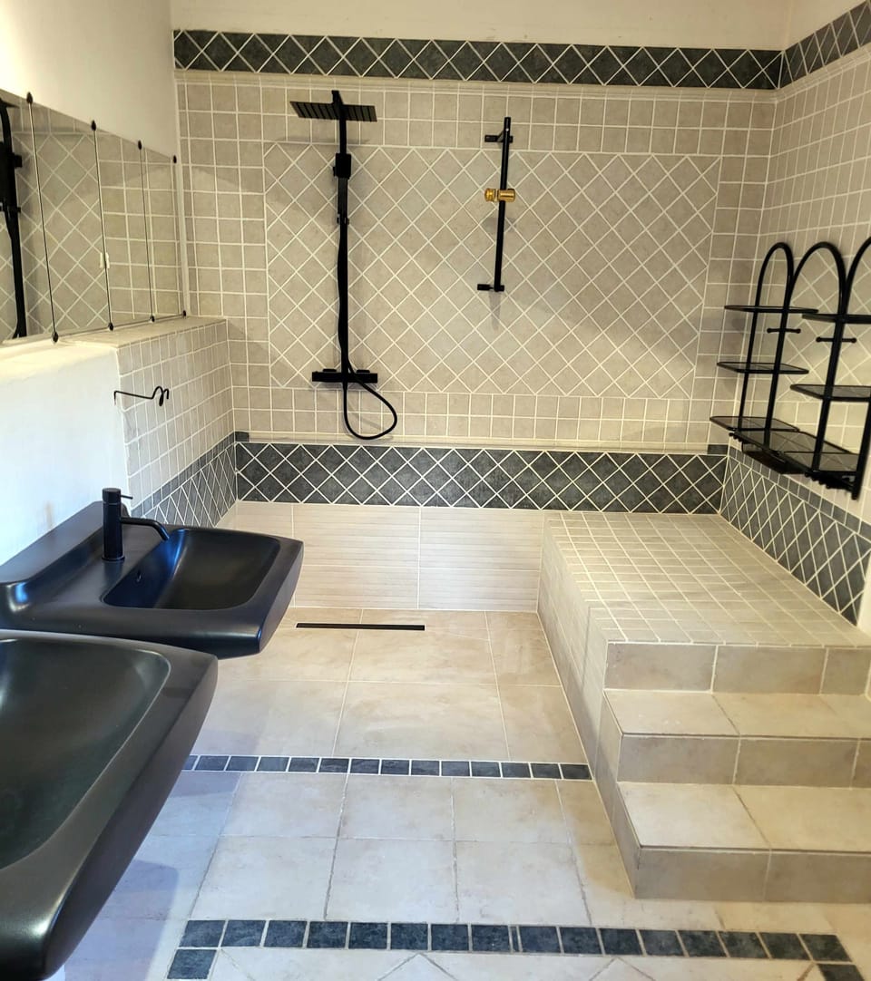 Main 'en suite' bathroom/ Salle des bains principale