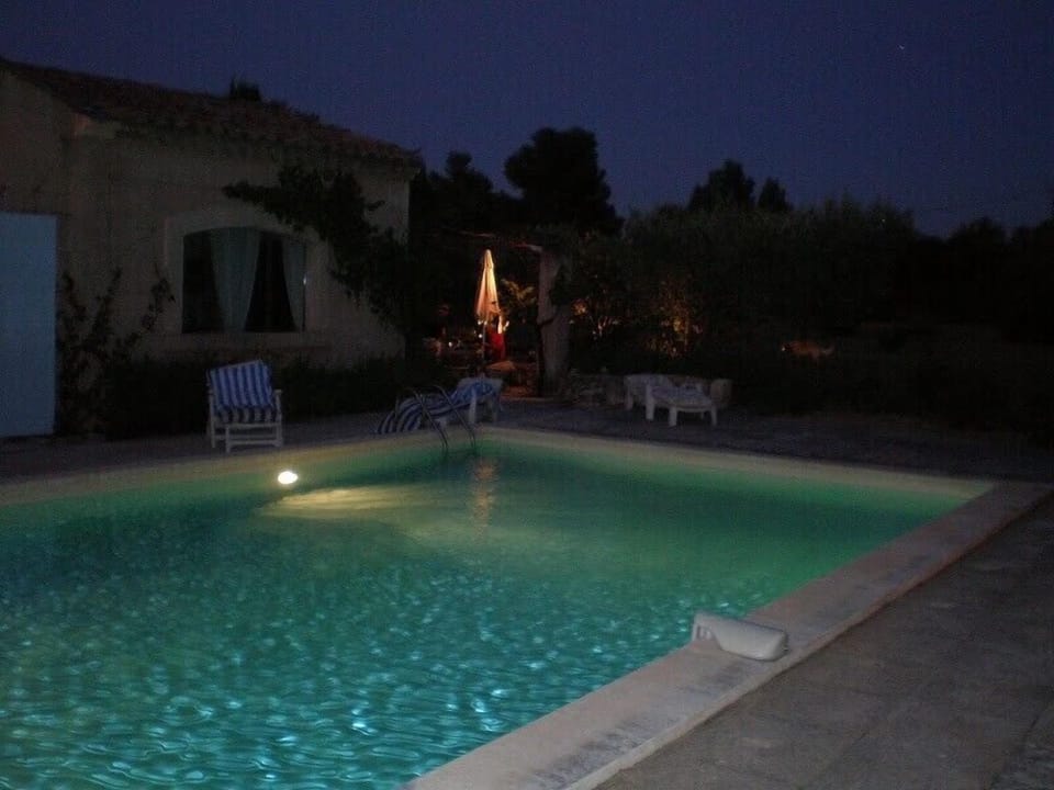 Pool by night/La piscine la nuit