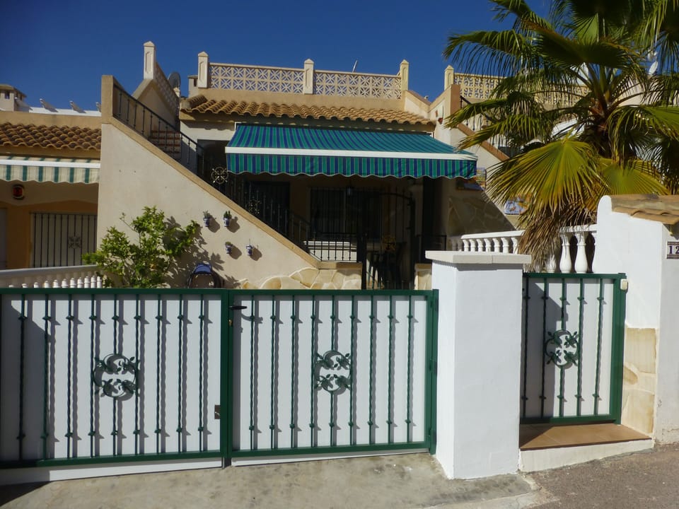 Front with the big gate from the street