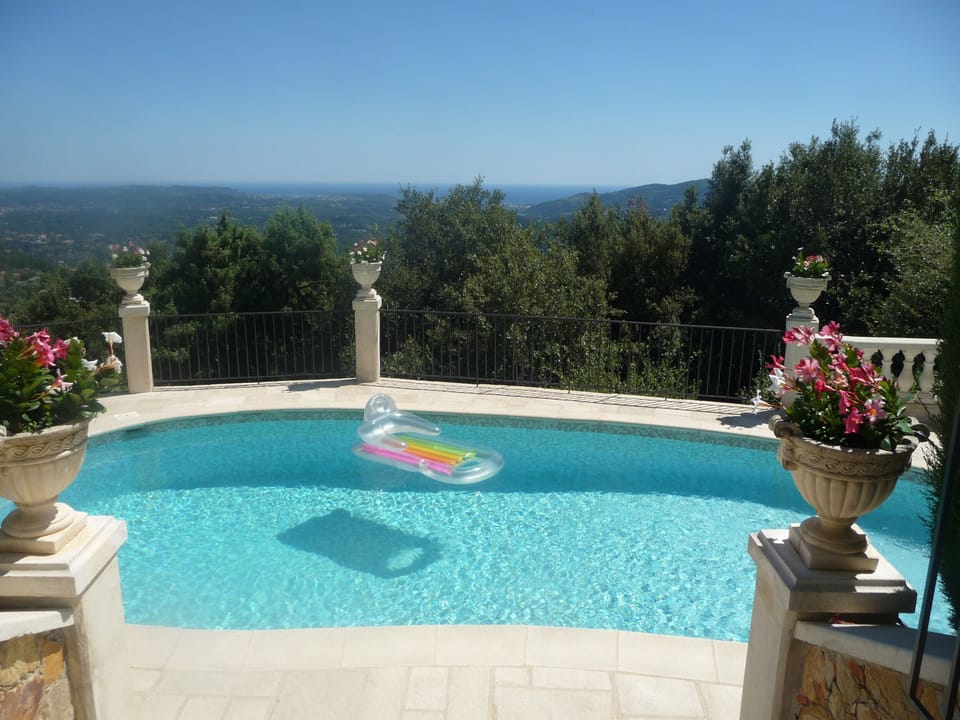 Swimming pool + sea and Cannes view