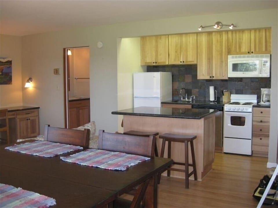 Beautiful kitchen  makes everything so nice.
                     