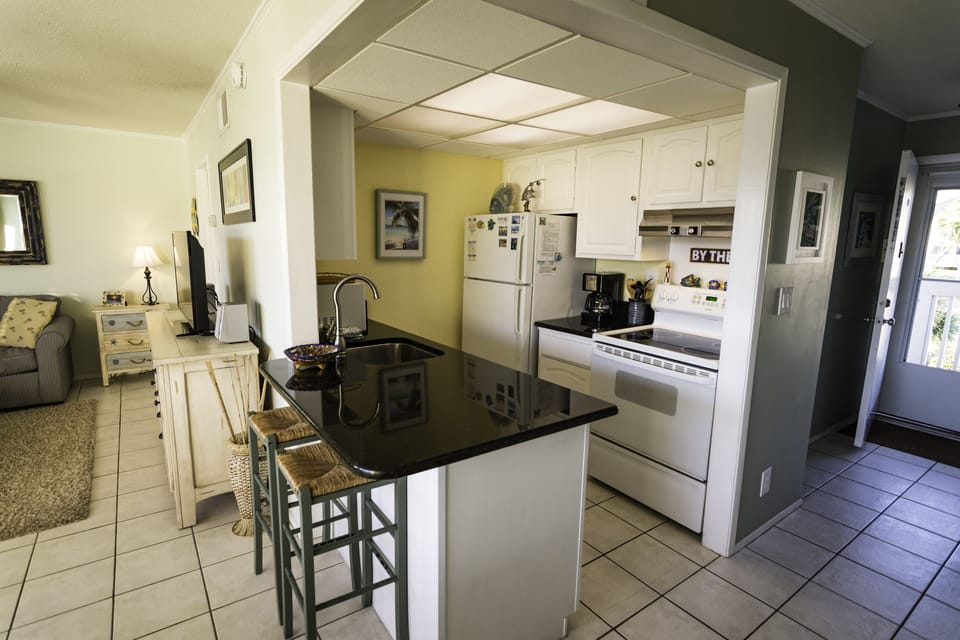 Kitchen and Bar area 