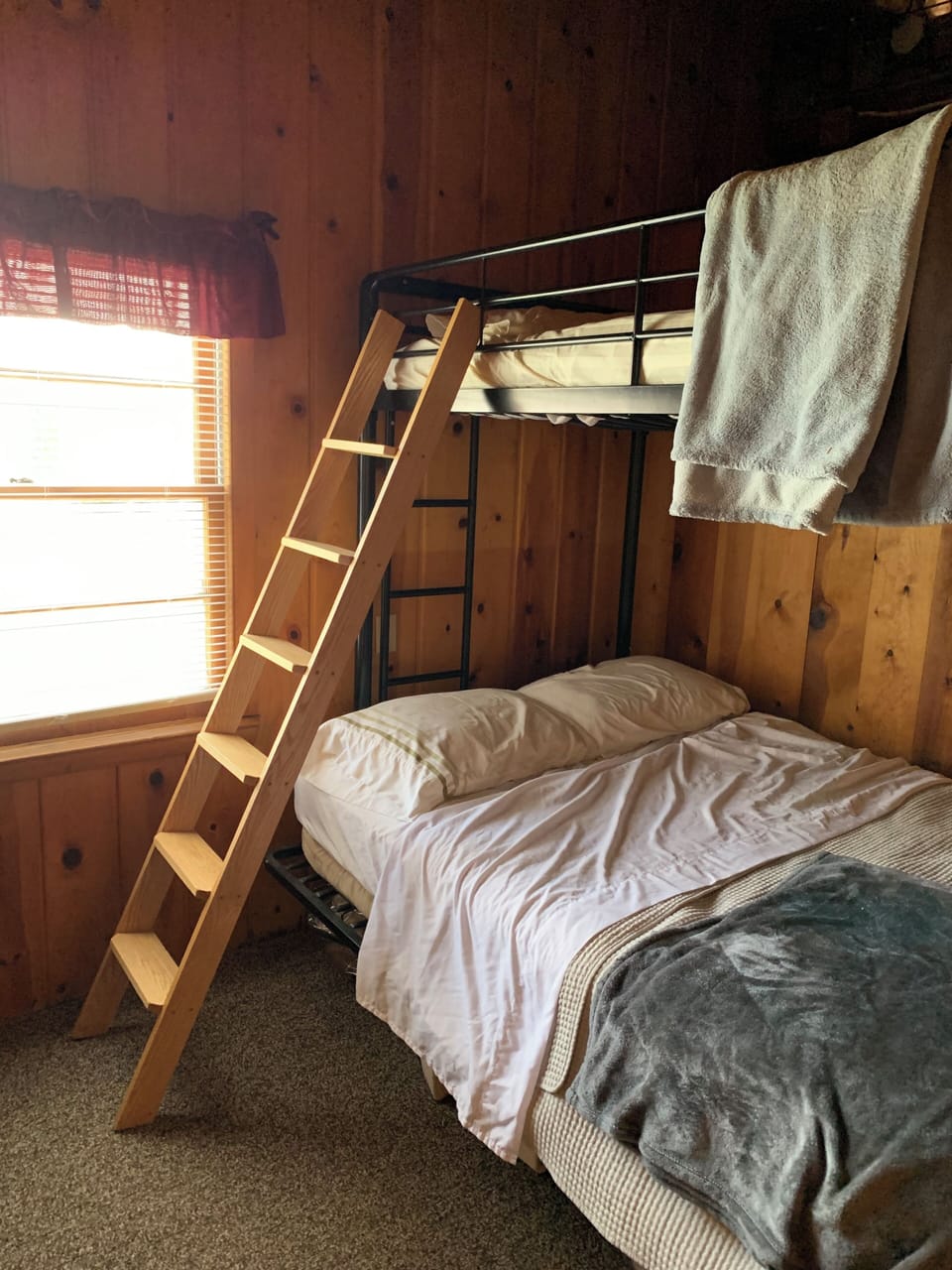 Bedroom 2 with double bed on bottoms and twin on top 