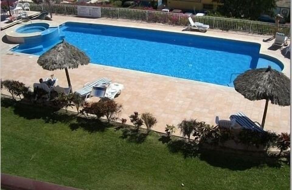Huge Pool and Jacuzzi!!