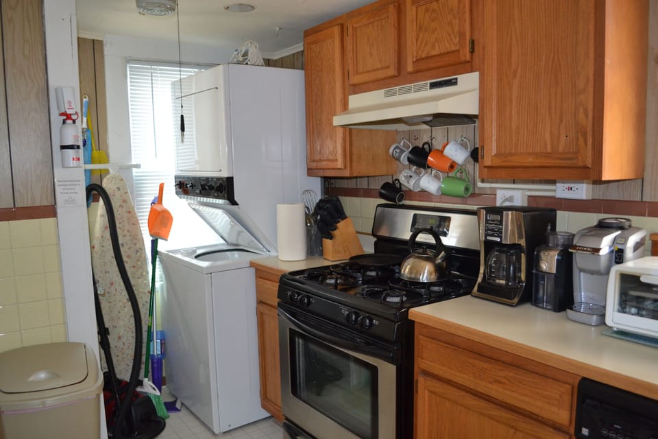 Kitchen with Washing Machine and Dryer