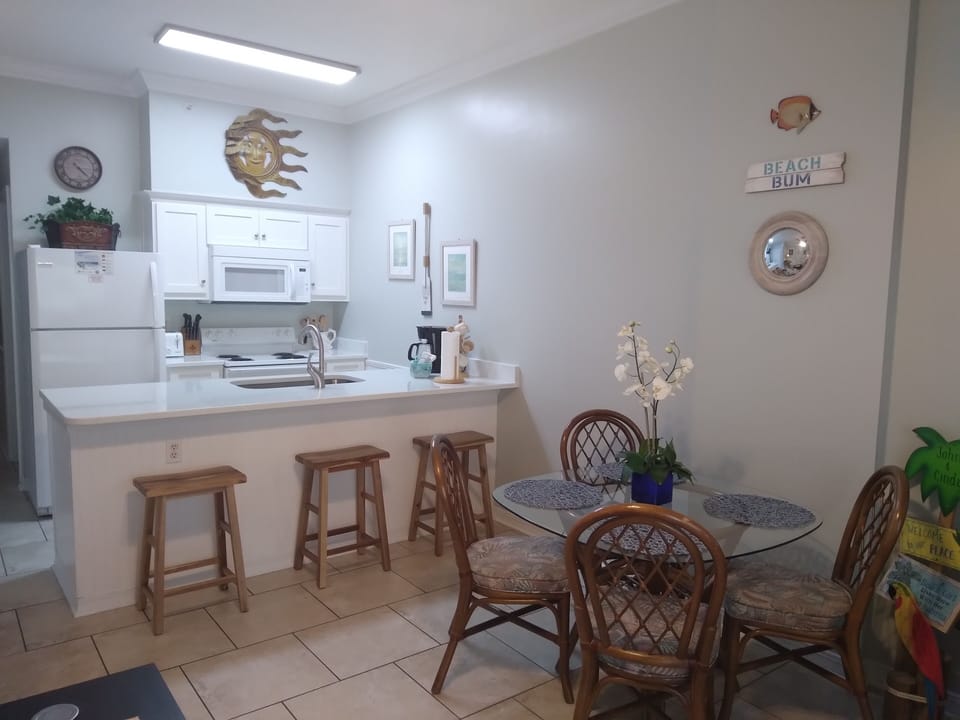 Dining/Kitchen area