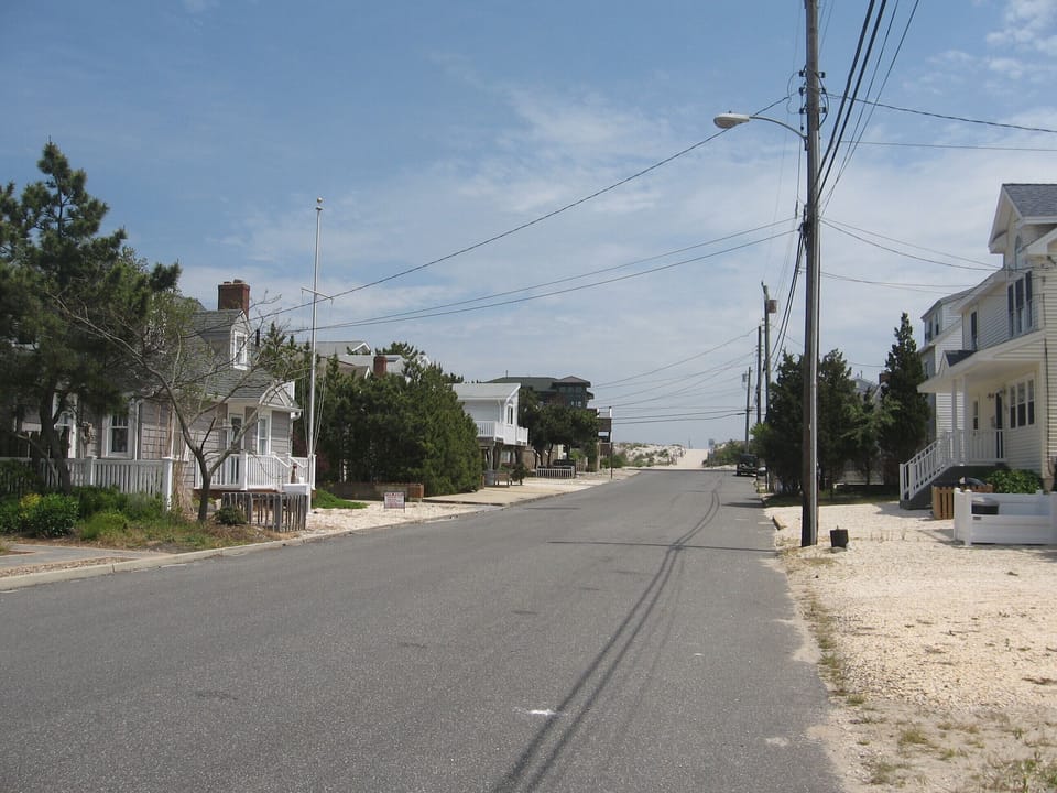 Walk to Beach (6 houses from beach)