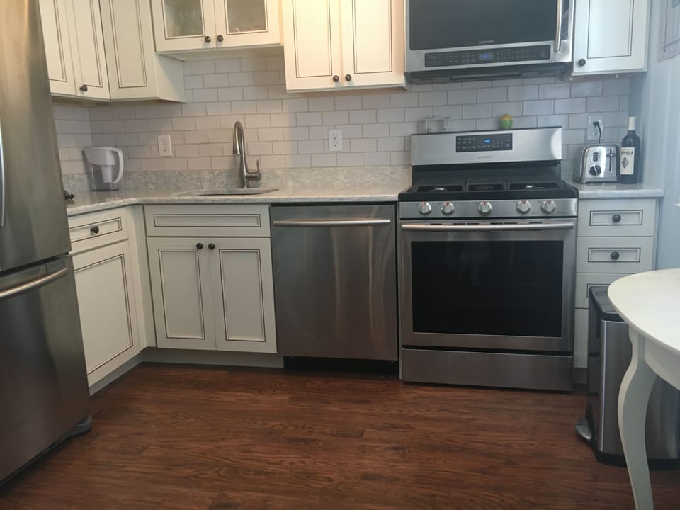 2nd Floor; Eat in Kitchen, Granite counters, Stainless appliances 