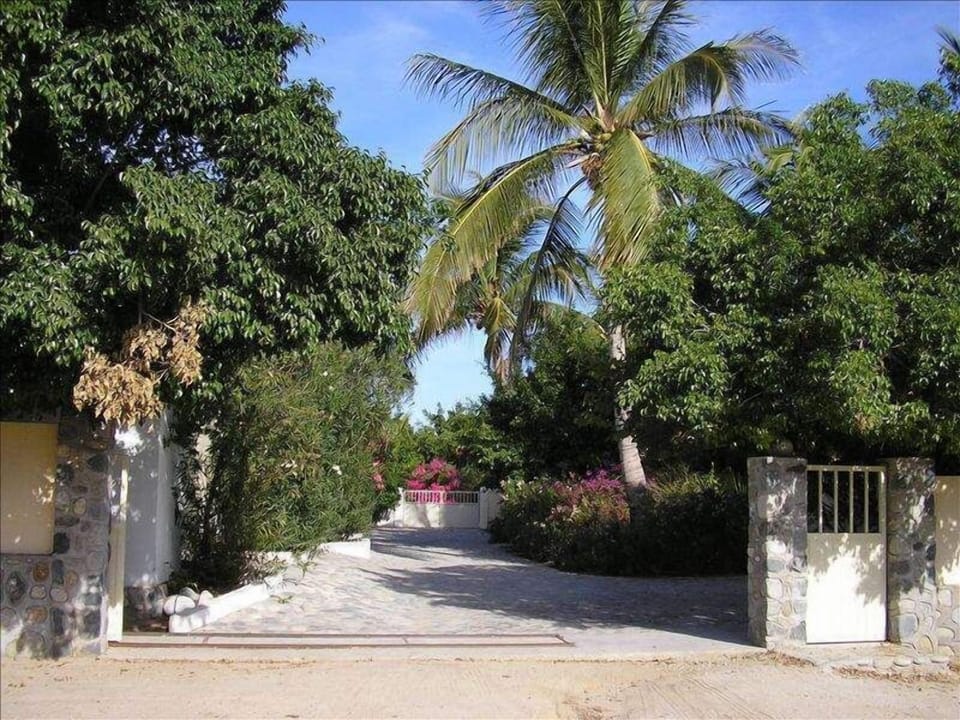 Entrance to Casa de Las Palmas courtyard and house