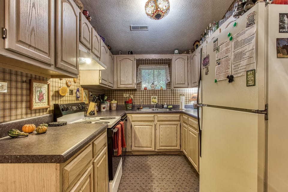 Cozy Creek has a full kitchen, appliances, utensils and more for your meals.
