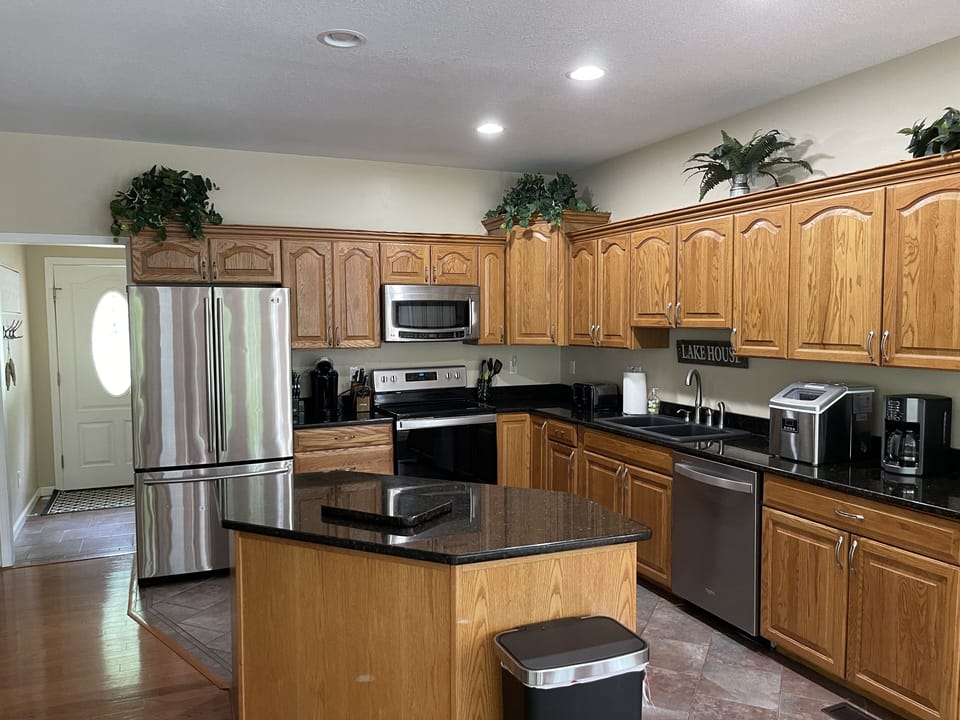 Fully stocked kitchen w/ countertop icemaker
