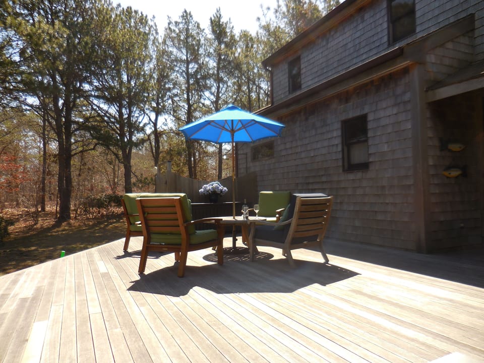 Relax on the secluded deck and take a refreshing outdoor shower