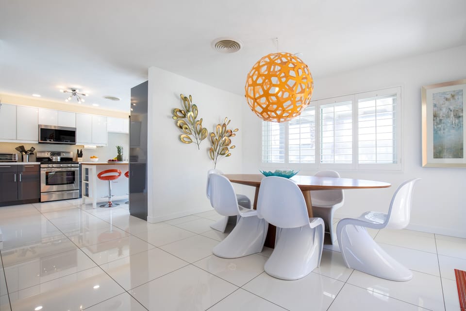 Dining area for 6