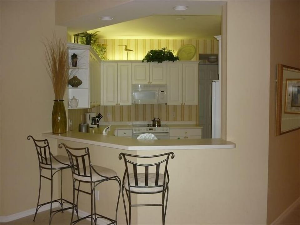 Breakfast Bar and Kitchen