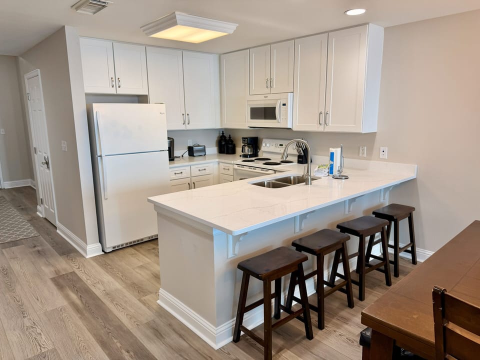Large Kitchen - Full compliment of cooking supplies, granite countertops