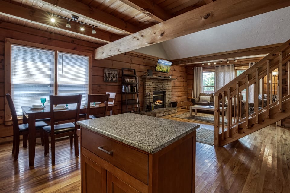 Cabin in the Smokies "Owl's Nest" - Kitchen island and dining table