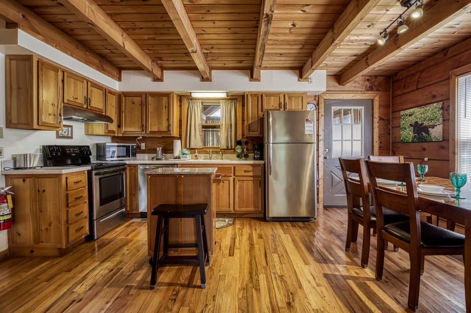 Smoky Mountain Cabin "Owl's Nest" - Fully furnished kitchen and dining table