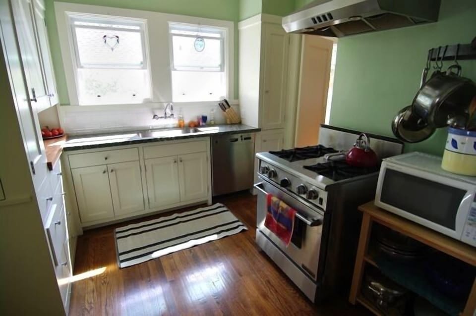 kitchen, partial view. 