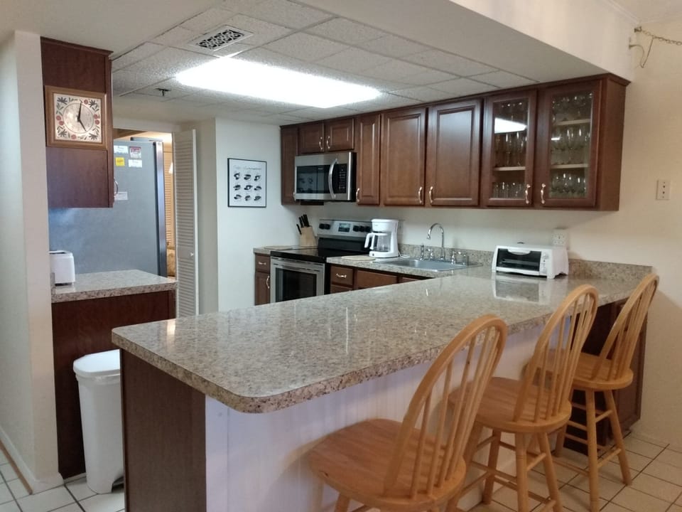 Kitchen and Peninsula, seating