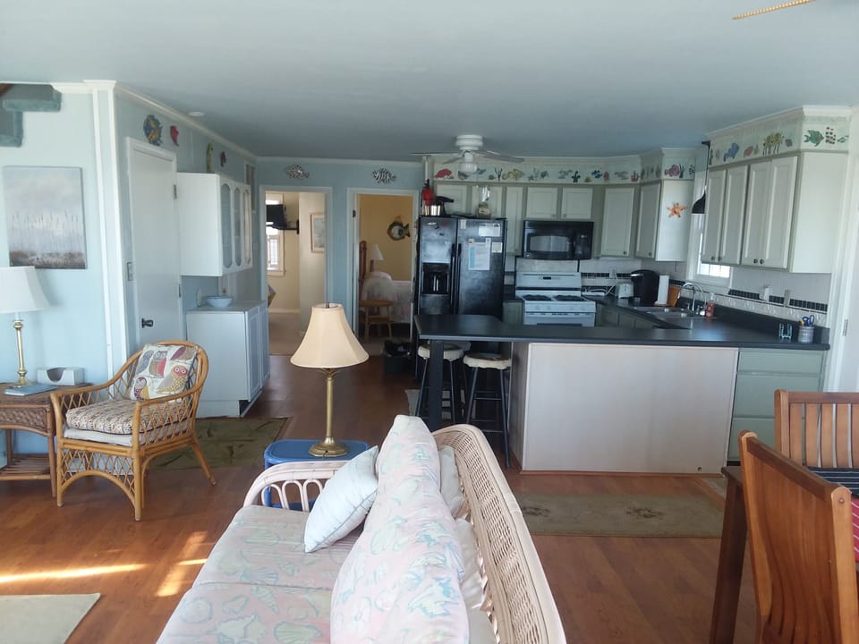 Looking thru to downstairs bedrooms